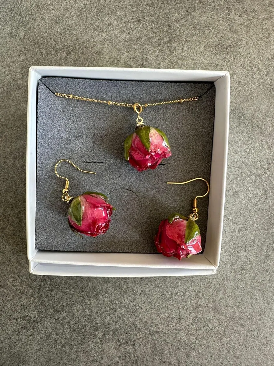 Handgemachte Ohrringe aus Echten Rosen mit Edelstahl