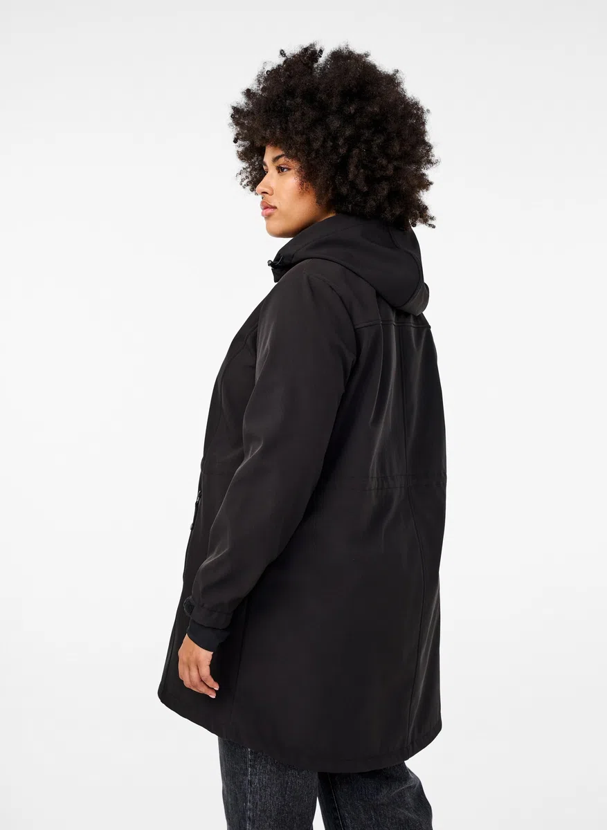 Zizzi Softshelljacke für Damen Große Größen - Übergangsjacke Lang - Atmungsaktiv, Winddicht & Wasserabweisend - mit Kapuze - Jacke aus Softshell-Material mit Fleece Gefüttert