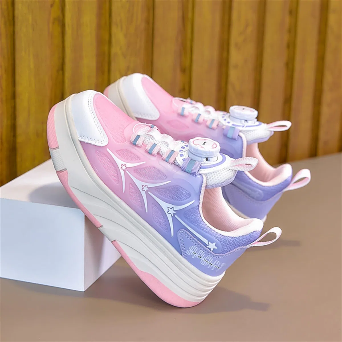 Schuhe mit Rollen für Kinder 2-in-1 Rollschuhe für Jungen Mädchen, Turnschuhe mit 4 versenkbaren Rollen, verstellbare Outdoor-Skate- und Sneakerschuhe