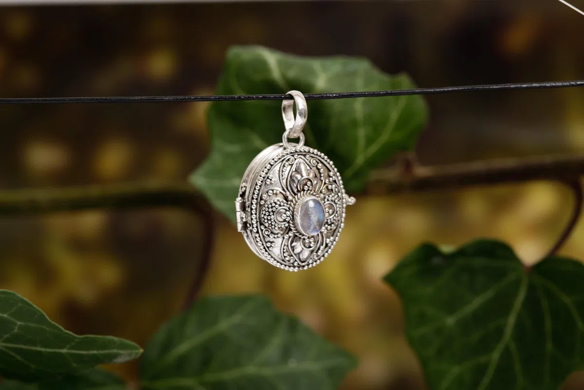 Windalf Schmuck Anhänger DANA 3.2 cm Foto-Medaillon Mondstein Handarbeit 925 Sterlingsilber