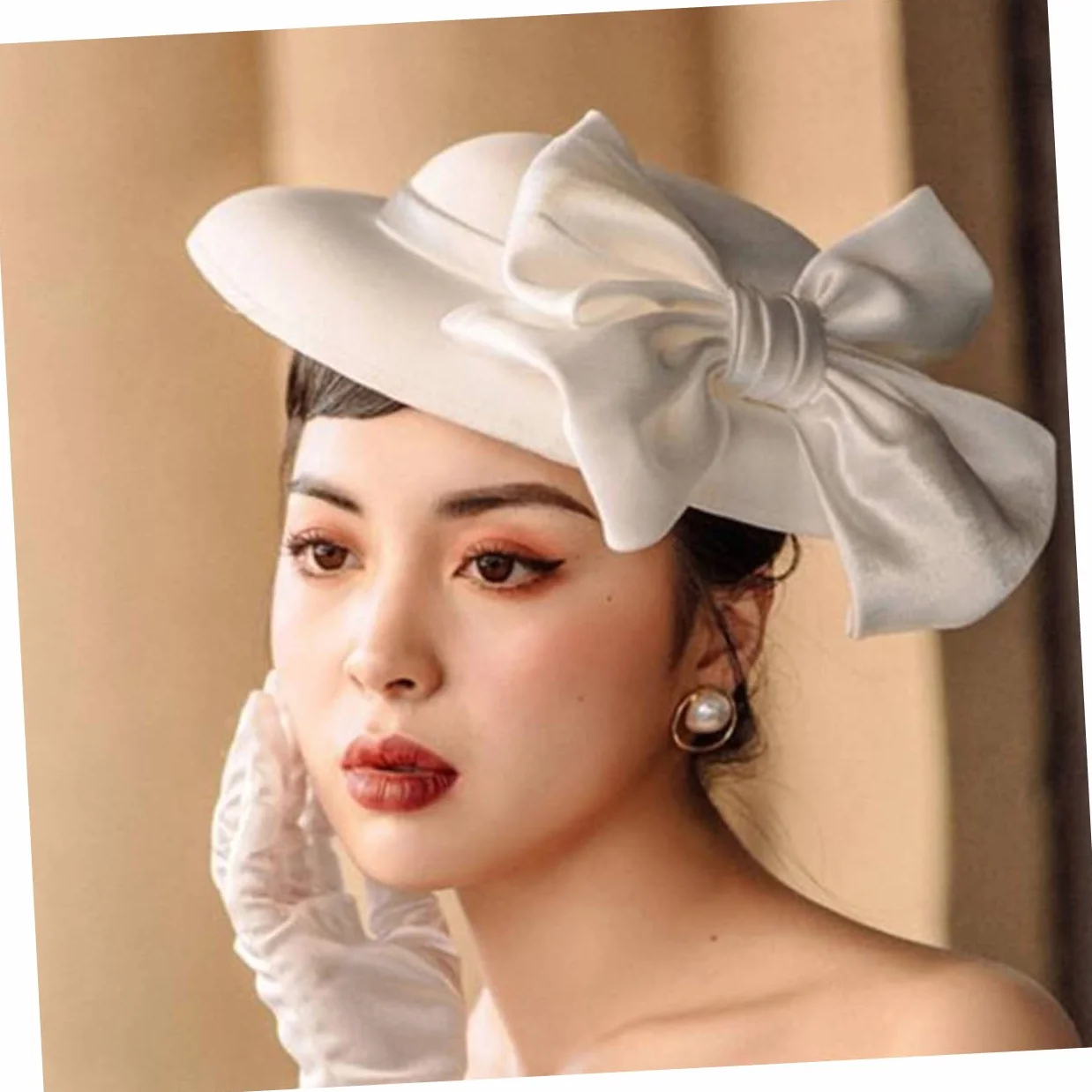 Damen Fascinator Hut FüR Hochzeiten Partys WeißEr Satin Bowler Hut Mit Verstellbarem SchweißBand Eleganter Party Dress FüR Festliche AnläSse Und KostüMpartys