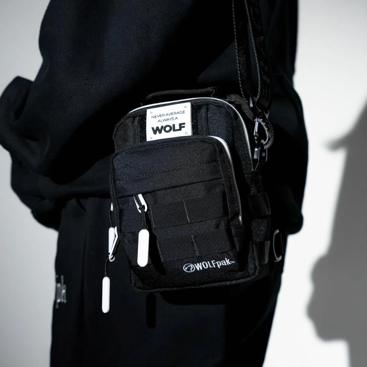 WOLFpak 4L Mini Tactical Sling Bag Crossbody (Alpha Black White Accents) | Reisetasche mit Schnellzugriff, verdeckte Tragetasche, Klett-Panel, verstellbarer Schultergurt, innen Admin-Panel