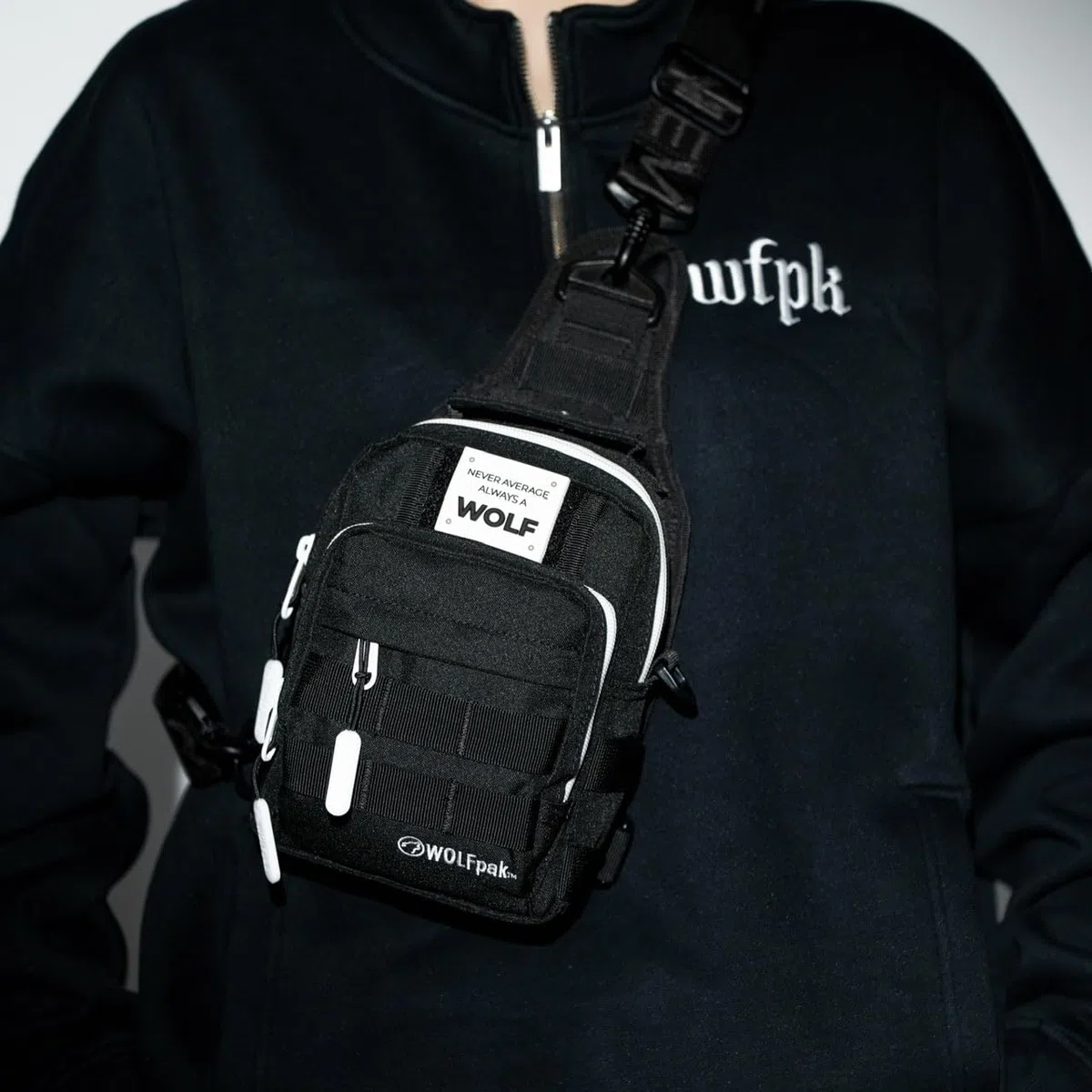 WOLFpak 4L Mini Tactical Sling Bag Crossbody (Alpha Black White Accents) | Reisetasche mit Schnellzugriff, verdeckte Tragetasche, Klett-Panel, verstellbarer Schultergurt, innen Admin-Panel