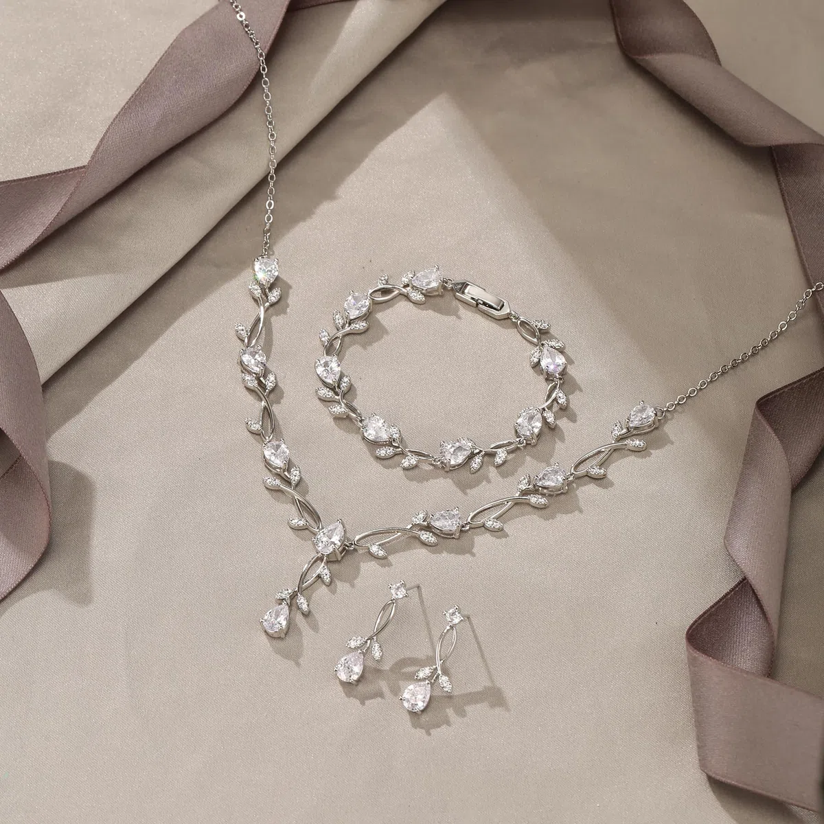 EVER FAITH Hochzeit Schmuckset für Braut Brautjungfer Teardrop Cubic Zirkonia Blatt Rebe Braut Prom Halskette baumeln Ohrringe Armband Set für Damen