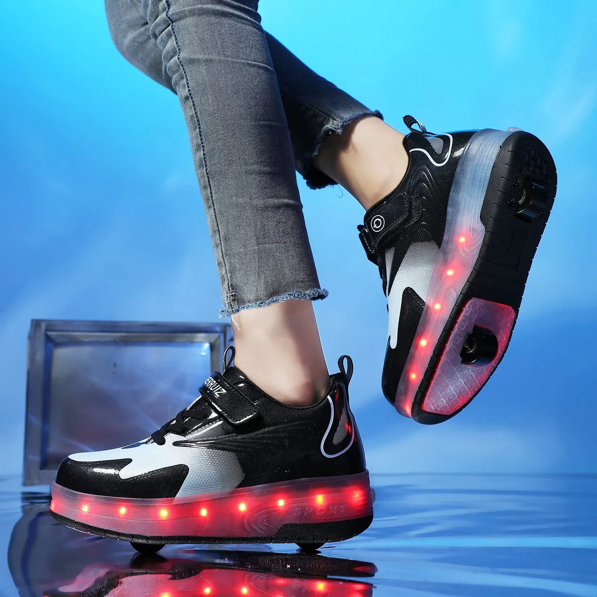Axcer LED Skateboardschuhe Blinkend Schuhe Mit Rollen Automatisch Einziehbar Komfort Räder Sneaker Outdoor Fitnessschuhe 7 Farbwechsel Rädern Gymnastik Traillaufschuhe für Jungen Mädchen Geschenk