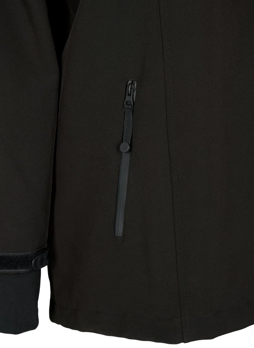 Zizzi Softshelljacke für Damen Große Größen - Übergangsjacke Kurz - Atmungsaktiv, Winddicht & Wasserabweisend - mit Kapuze - Jacke aus Softshell-Material - mit Fleece Gefüttert