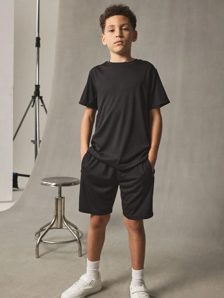 NEXT Jungen Standard Set aus sportlichem T-Shirt und Shorts 98-176