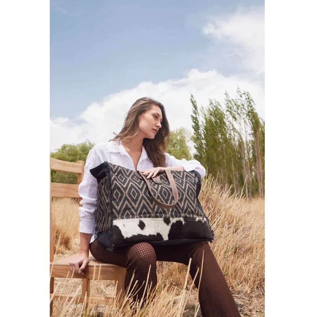Myra Bag Western Leder Weekender Bag für Damen - Baumwolle & Upcycled Canvas Boho Umhängetasche Umber Johannisbeere