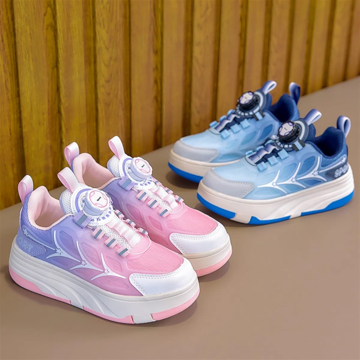 Schuhe mit Rollen für Kinder 2-in-1 Rollschuhe für Jungen Mädchen, Turnschuhe mit 4 versenkbaren Rollen, verstellbare Outdoor-Skate- und Sneakerschuhe